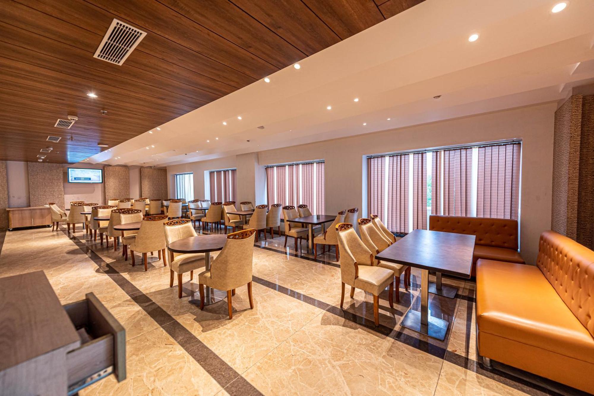 The Elite Lucknow Convention Hotel エクステリア 写真